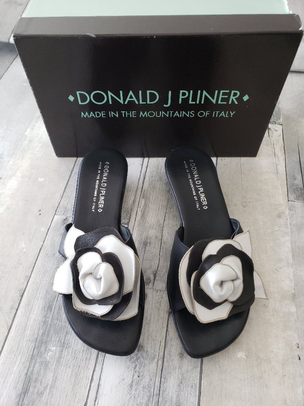 Donald J. Pliner Made in Italy Black and White Floral Wedge Slides - Size 8.5 - Picture 2 of 7